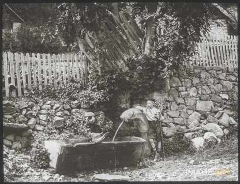 Jacques Riston accoudé à une fontaine (Valloire)